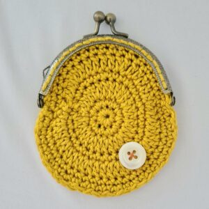 Porte-monnaie au crochet moutarde