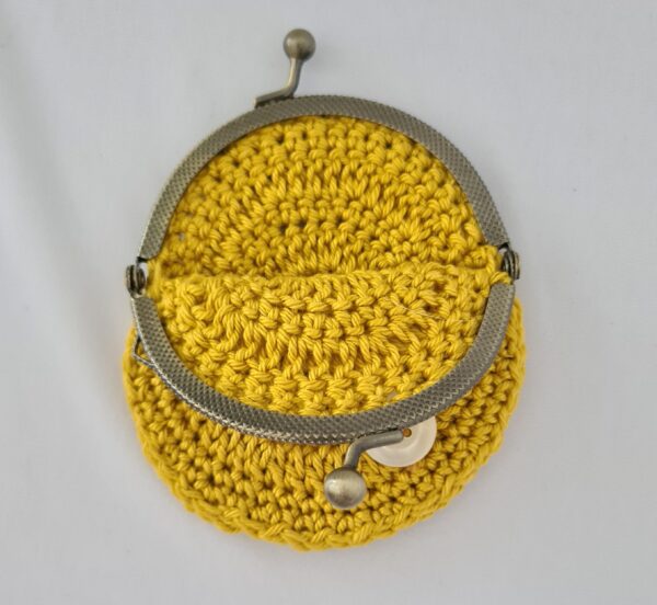 Porte-monnaie au crochet moutarde – Image 3