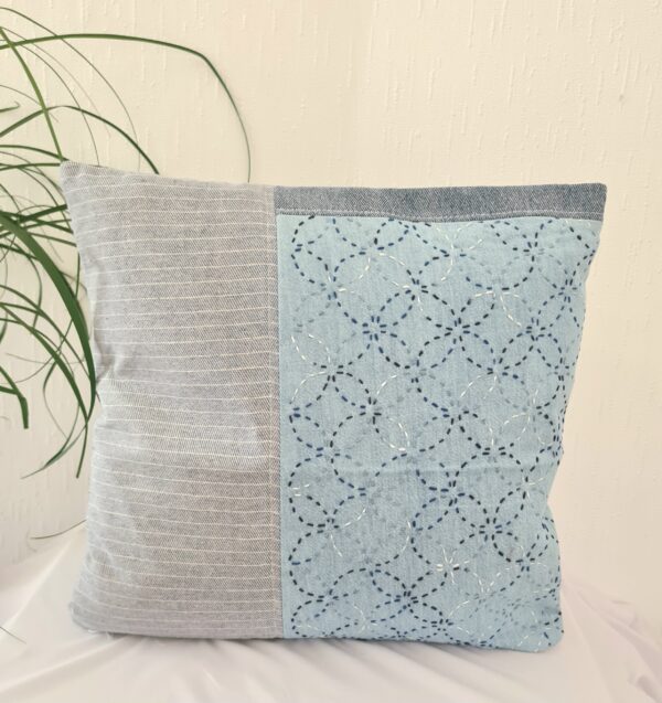 Petite housse de coussin brodée sashiko